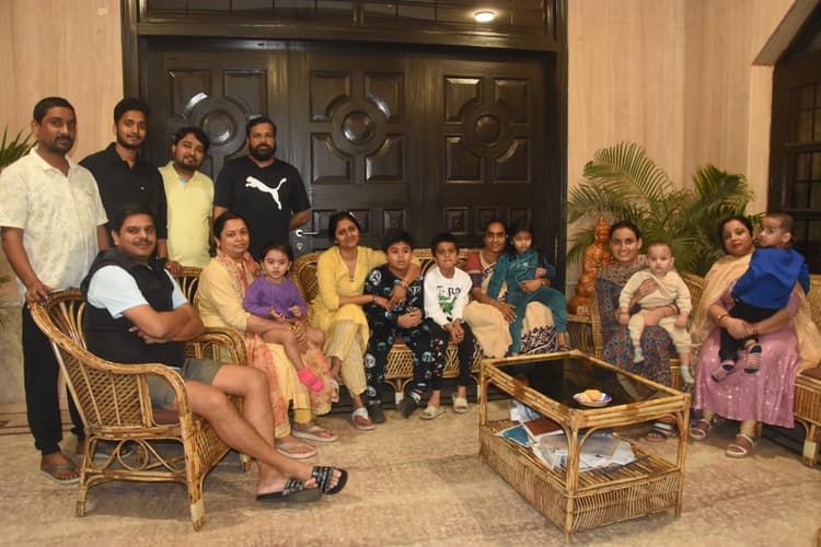 DHANBAD NEWS : किसी ने कार्यकर्ताओं से ली फीडबैक, तो कोई फैमिली के साथ बिताया समय