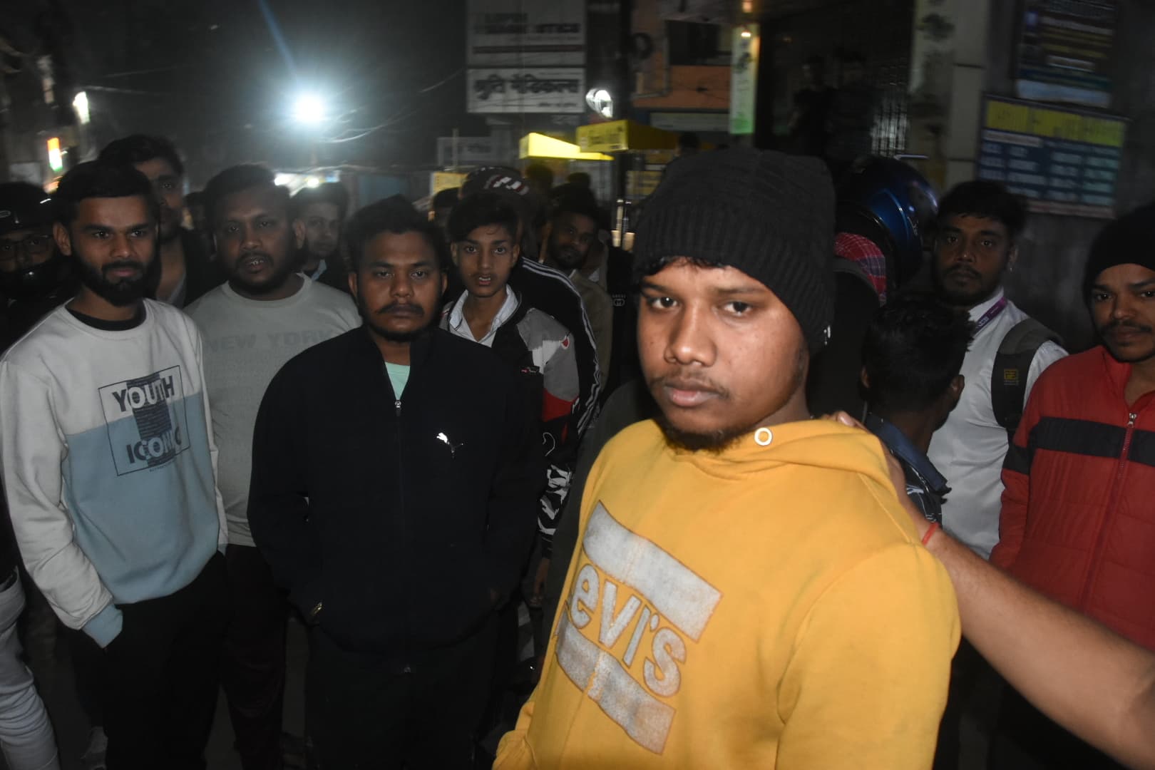 DHANBAD NEWS : शादी कर भाग रहे युवक-युवती को परिजनों ने पकड़ा