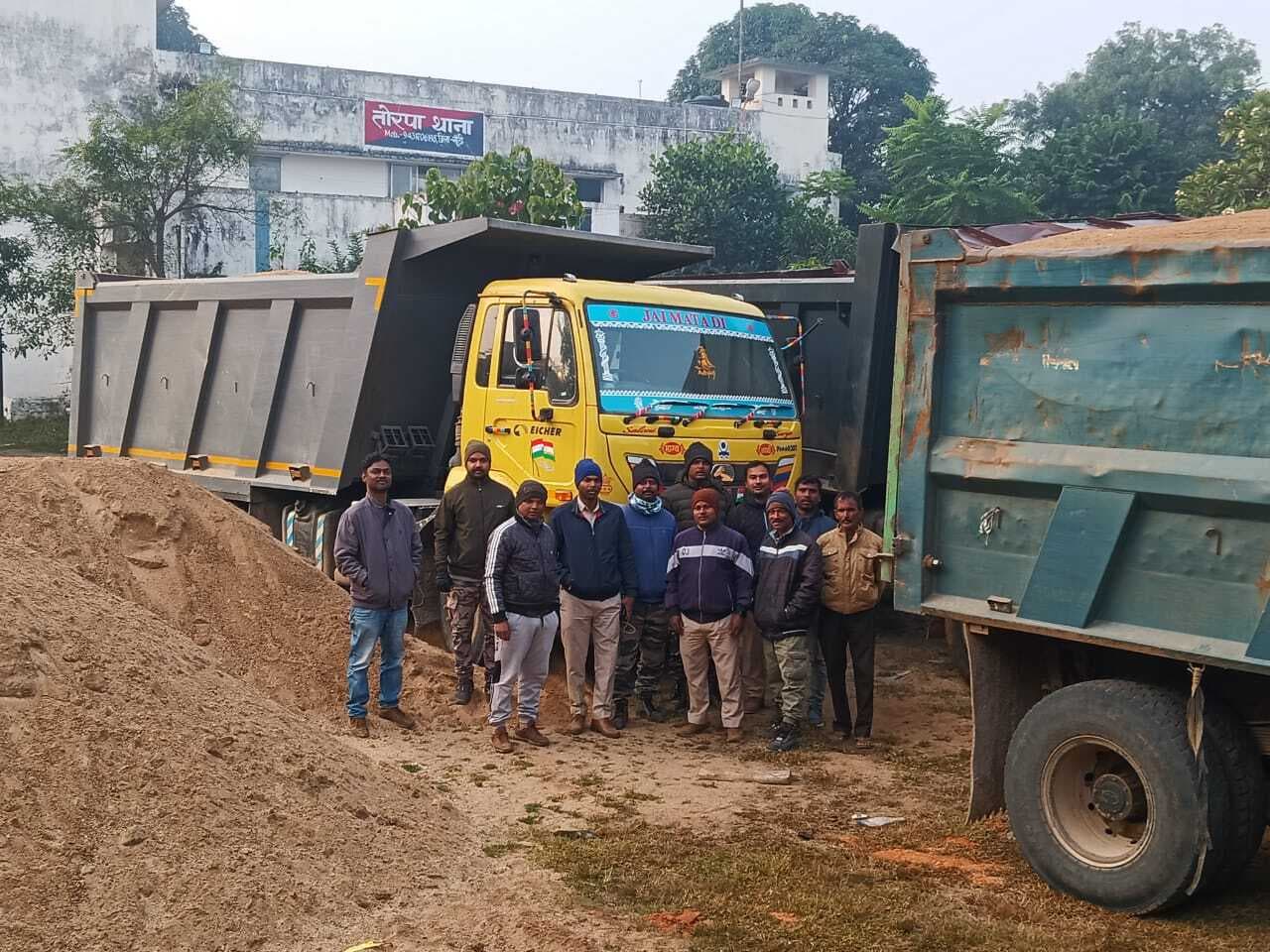 :::::::::: वनकर्मियों ने बालू लदे चार हाइवा जब्त किये
