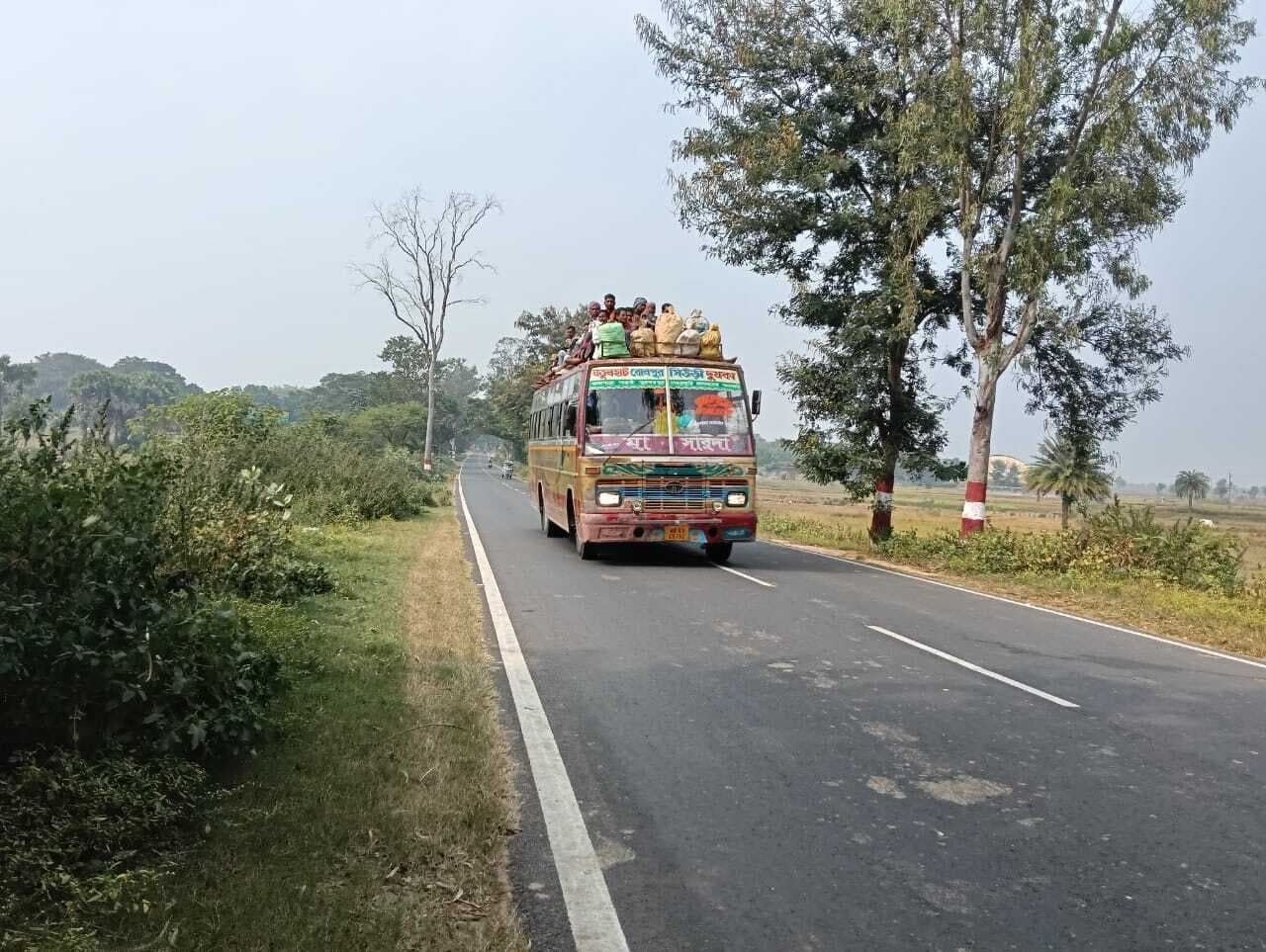 मतदान संपन्न होते ही धान कटनी के लिए मजदूरों का पलायन शुरू
