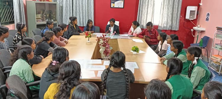 विद्यालय में छात्राओं की बढ़ती अनुपस्थिति पर डीइओ ने जतायी चिंता, दी हिदायत