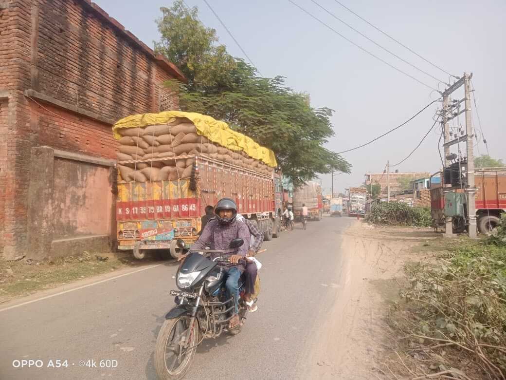 चार पहिया वाहन व ऑटो के आमने-सामने की टक्कर में चार लोग हुए जख्मी, प्राथमिक उपचार के बाद हायर सेंटर रेफर