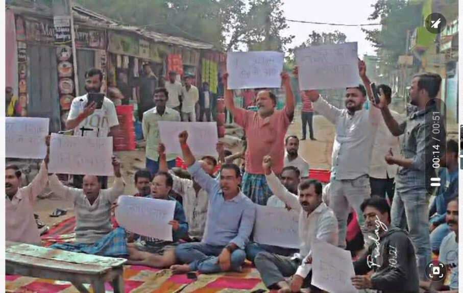 जलजमाव दूर करने को लेकर वार्ड 34 के लोगों ने सड़क जाम कर किया विरोध प्रदर्शन