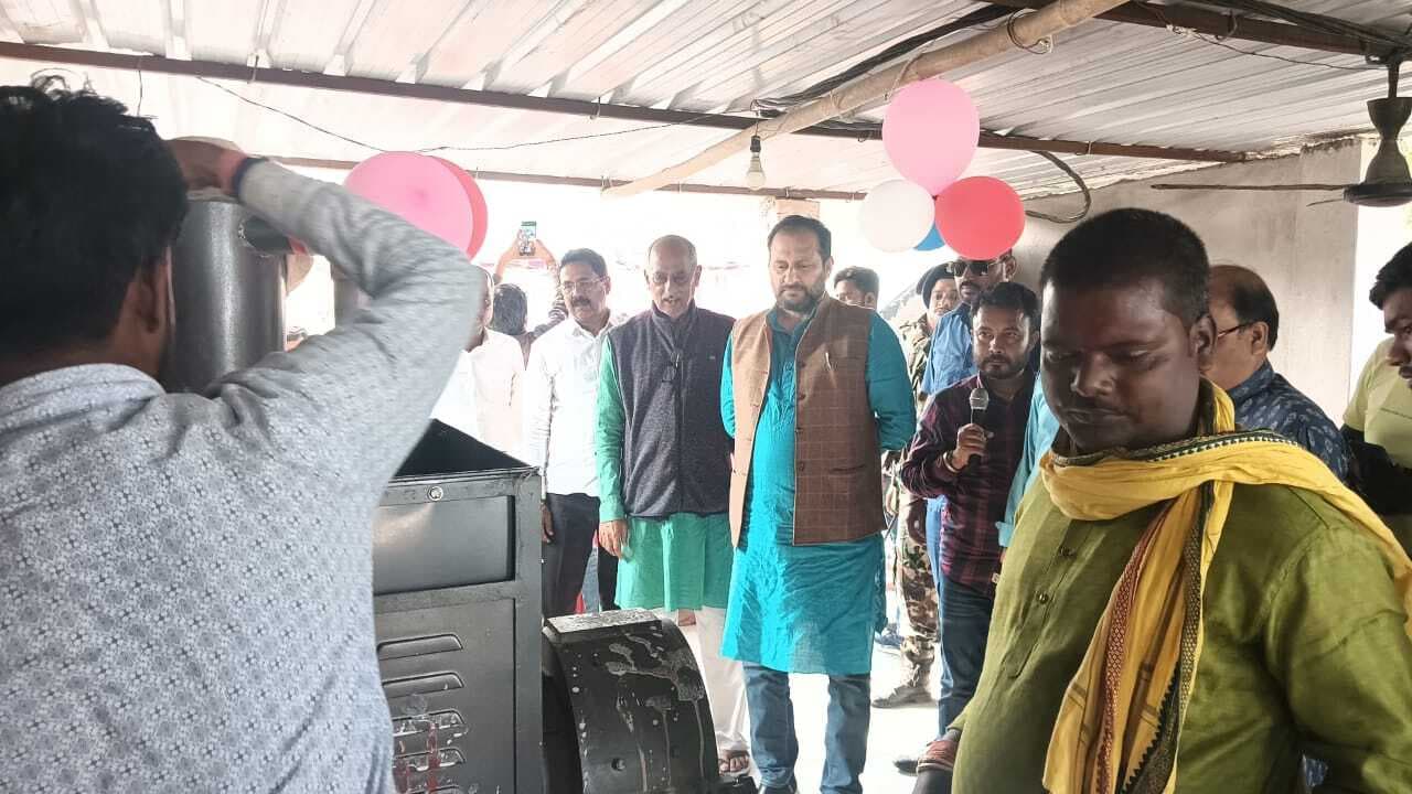 मुख्यमंत्री अति पिछड़ा उद्यमी योजना के तहत लगाये गये उद्योग का पीएचईडी मंत्री ने किया शुभारंभ