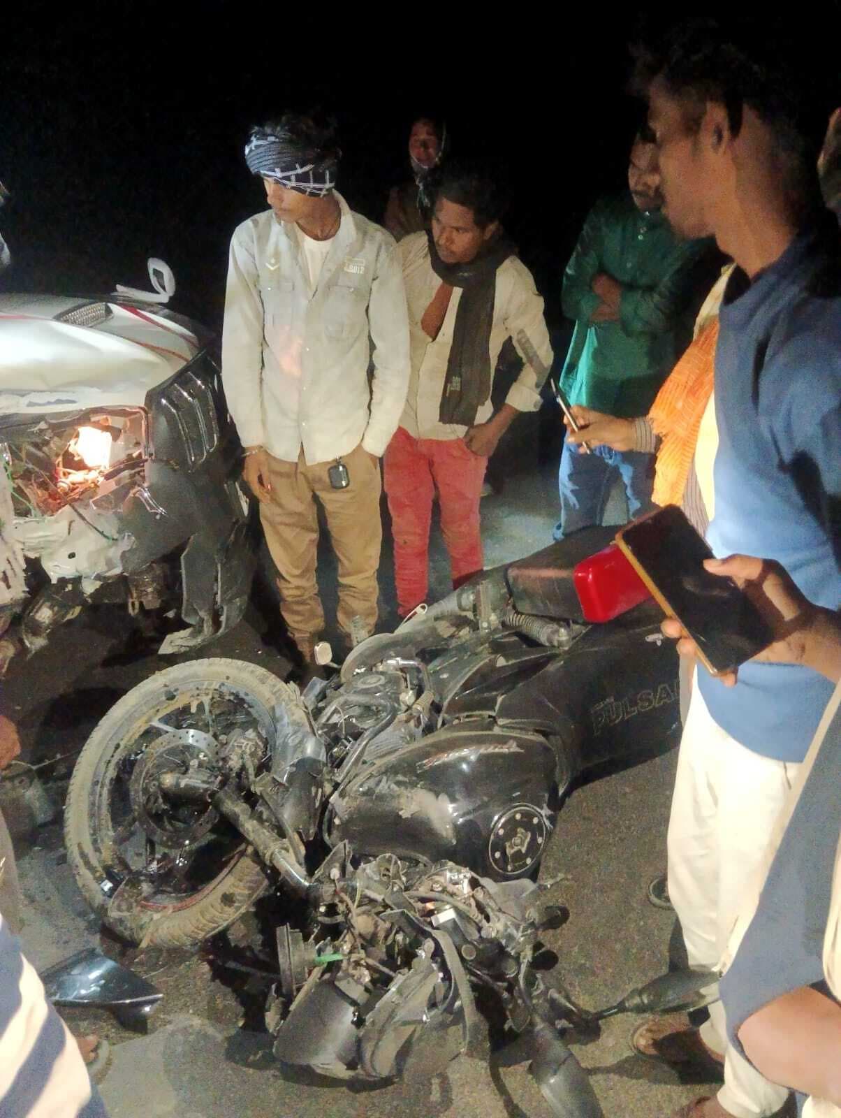 सड़क हादसे में युवक की मौत, पत्नी सहित बच्चा घायल