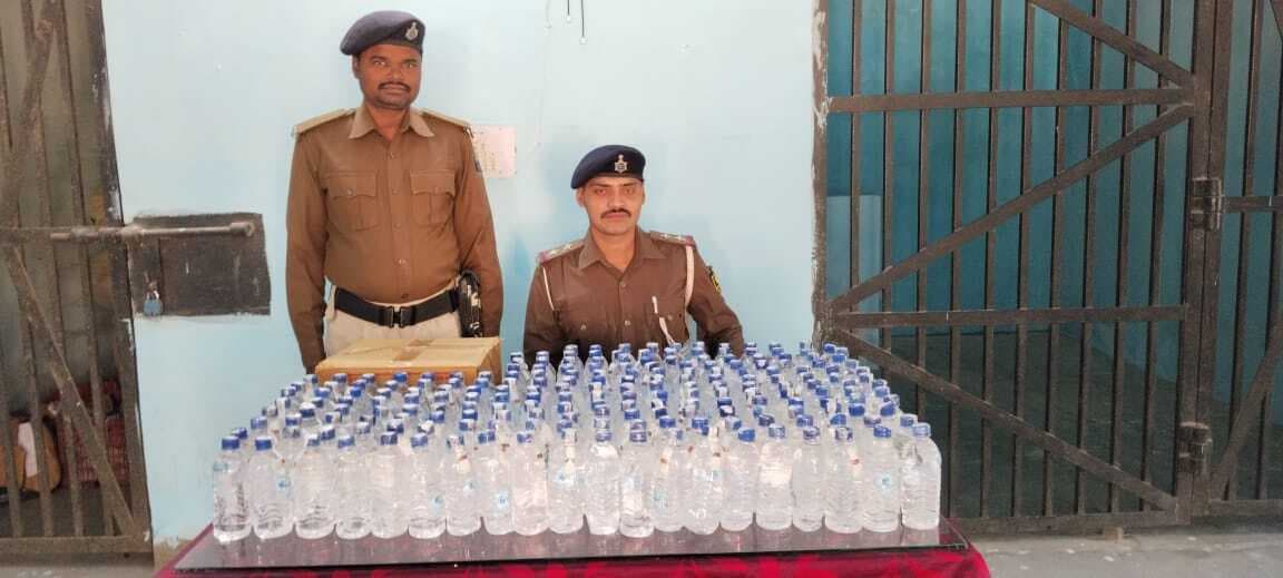 240 बोतल शराब के साथ एक तस्कर गिरफ्तार, एक फरार