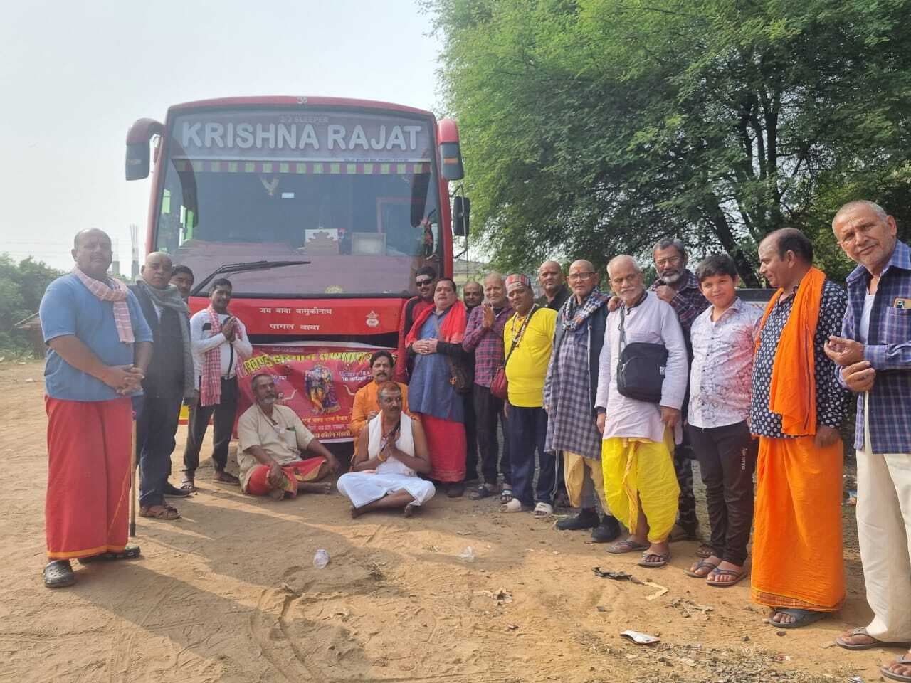 मासव्यापी हरिनाम संकीर्तन के कलश का विसर्जन के लिए कीर्तन मंडली के सदस्य हरिद्वार रवाना