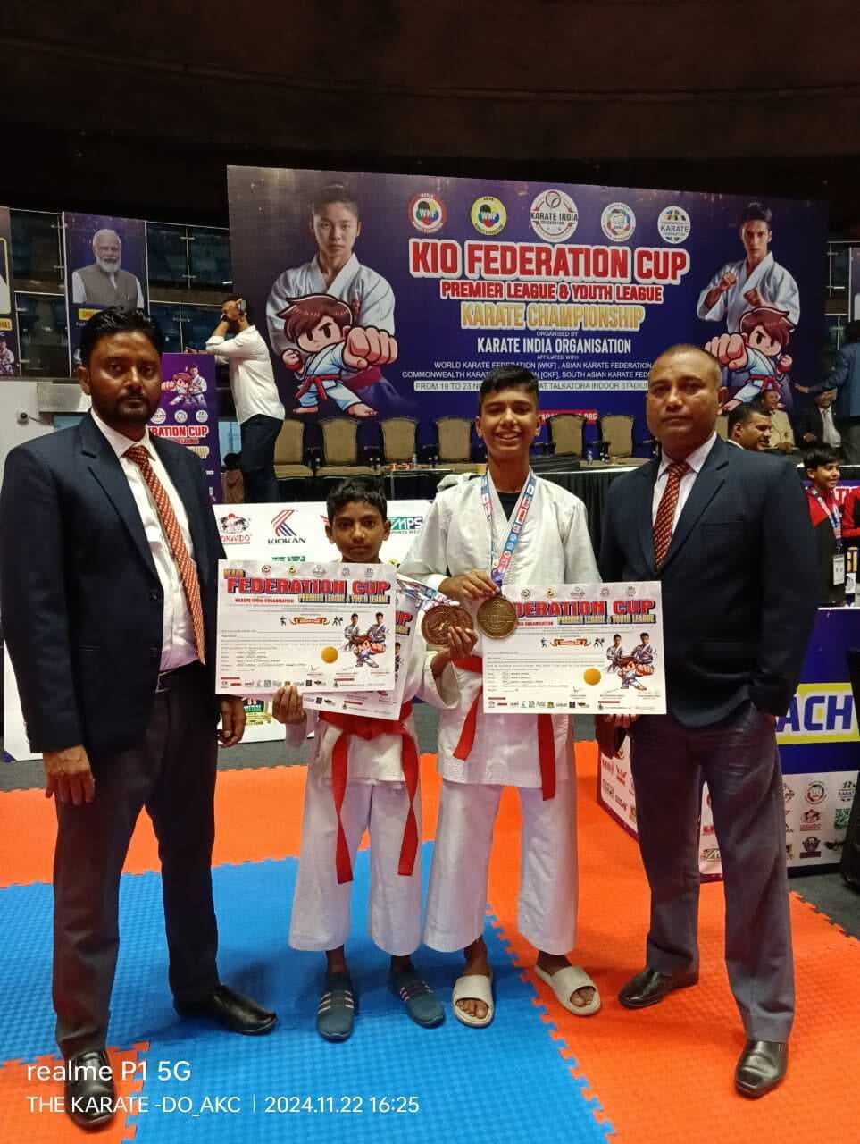 :::::::::::  खूंटी के कराटेकारों ने एक स्वर्ण व एक रजत पदक जीता