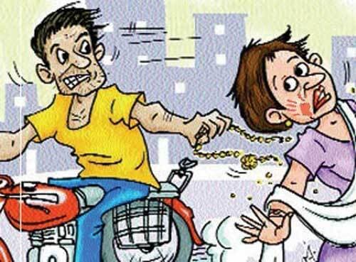 बाइक सवार दो युवकों ने महिला के गले से सोने की चेन छीनी