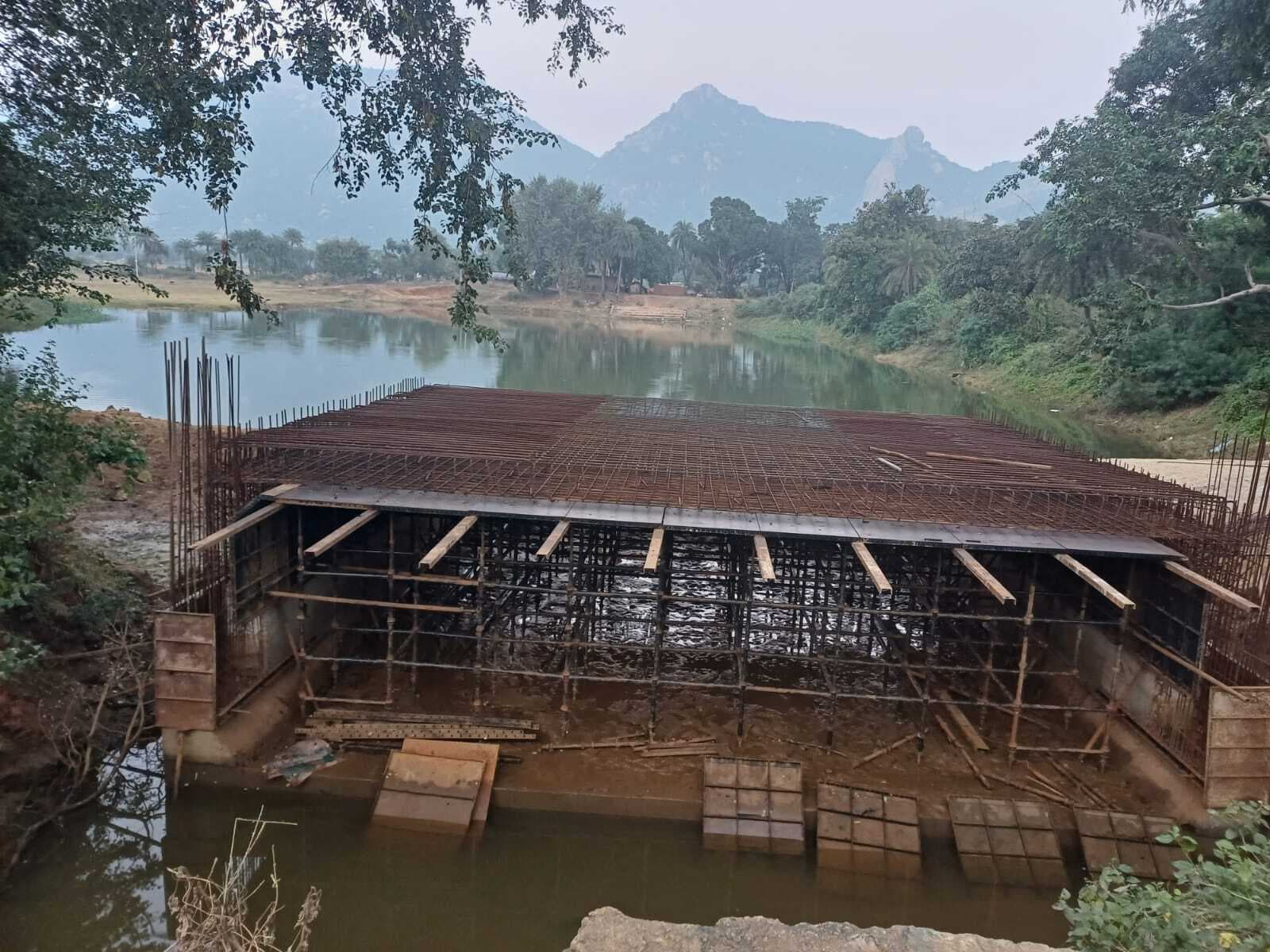 देवघर-बासुकिनाथ फोरलेन में निर्माणाधीन ब्रिज के छड़ में लगी जंग, सुधार करने का निर्देश