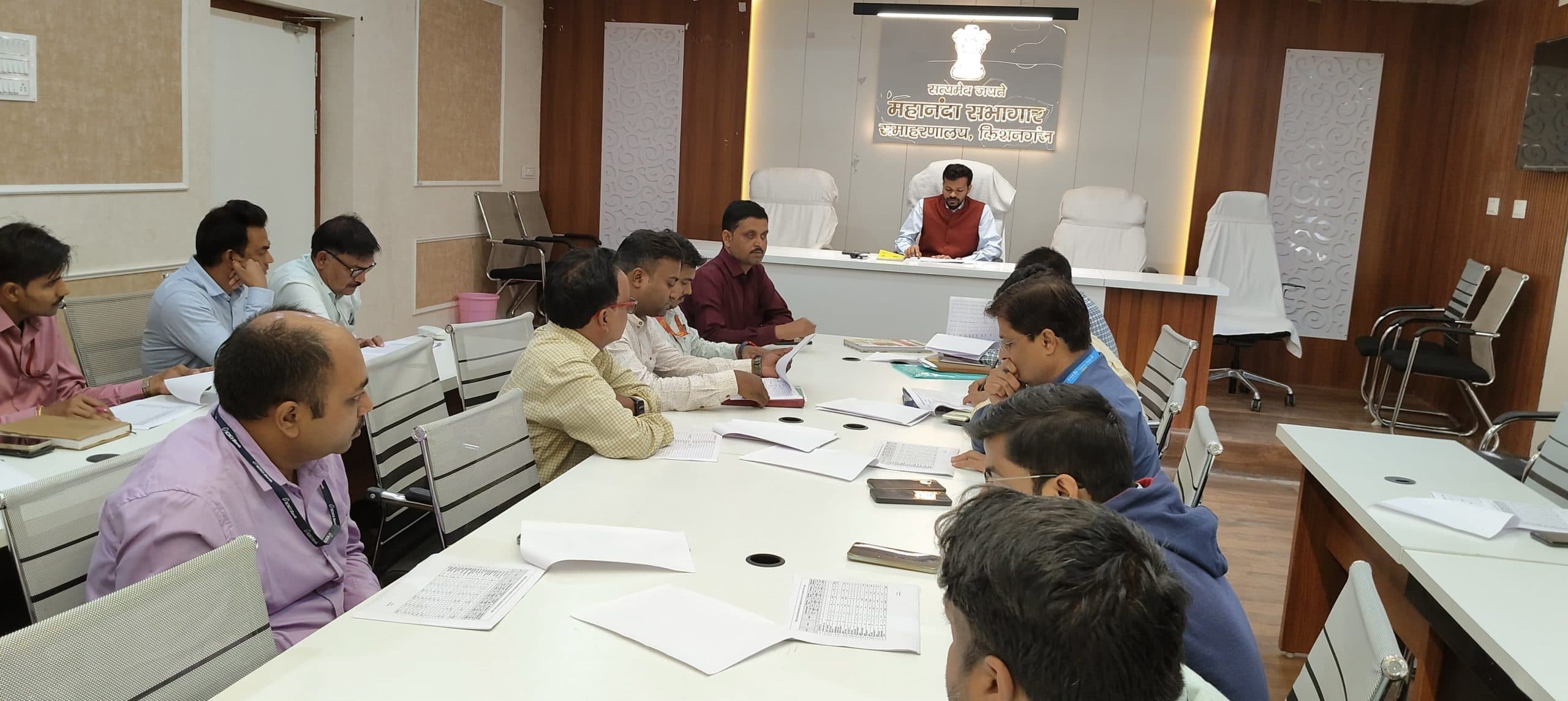 उद्योग विभाग द्वारा संचालित योजनाओं की डीएम ने अधिकारियों के साथ की समीक्षा