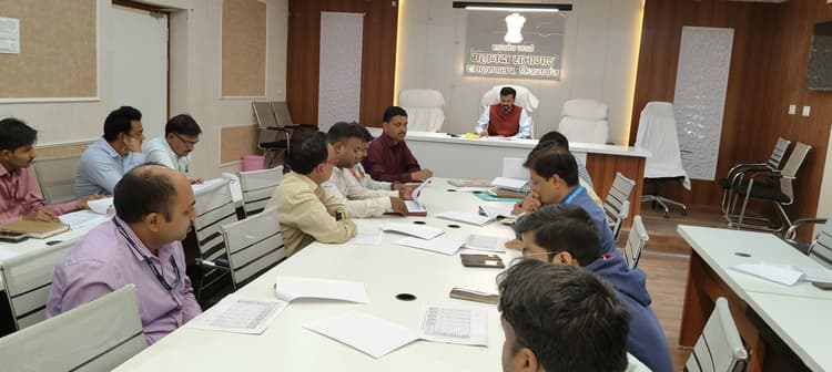 उद्योग विभाग द्वारा संचालित योजनाओं की डीएम ने अधिकारियों के साथ की समीक्षा