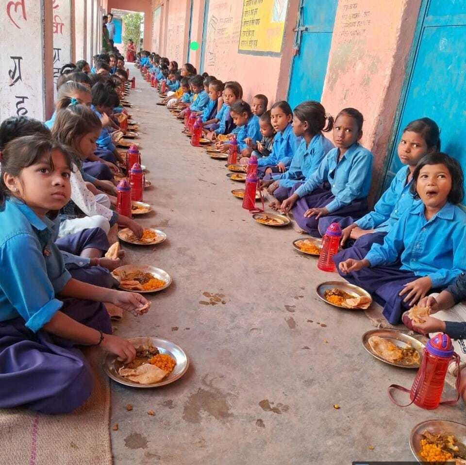 मवि भोजपुर बलुआ में तिथि भोजन कार्यक्रम आयोजित