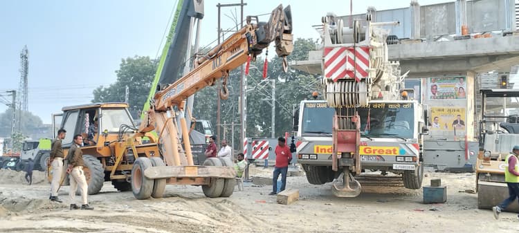 ओवर ब्रीज का कार्य युद्धस्तर पर जारी, तीन पाये पर लोहे का गार्डर रखना है बाकी