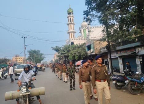 Jamshedpur News : मतगणना से पूर्व शहर में पुलिस ने किया फ्लैग मार्च