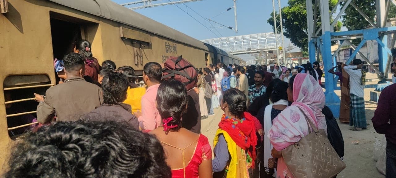 बोला काली पूजा में भाग लेने उमड़ी श्रद्धालुओं की भीड़, सिलीगुड़ी-बालूरघाट ट्रेन में पैर रखने की भी नहीं जगह