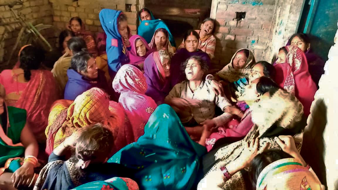 saran news : ट्रक की चपेट में आने से बाइक सवार दो चचेरे भाइयों की मौत