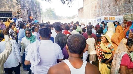 Gopalganj News  : डूमर नरेंद्र गांव में नहर के किनारे पेड़ से टंगा मिला युवक का शव, पुलिस ने जतायी आत्महत्या की आशंका