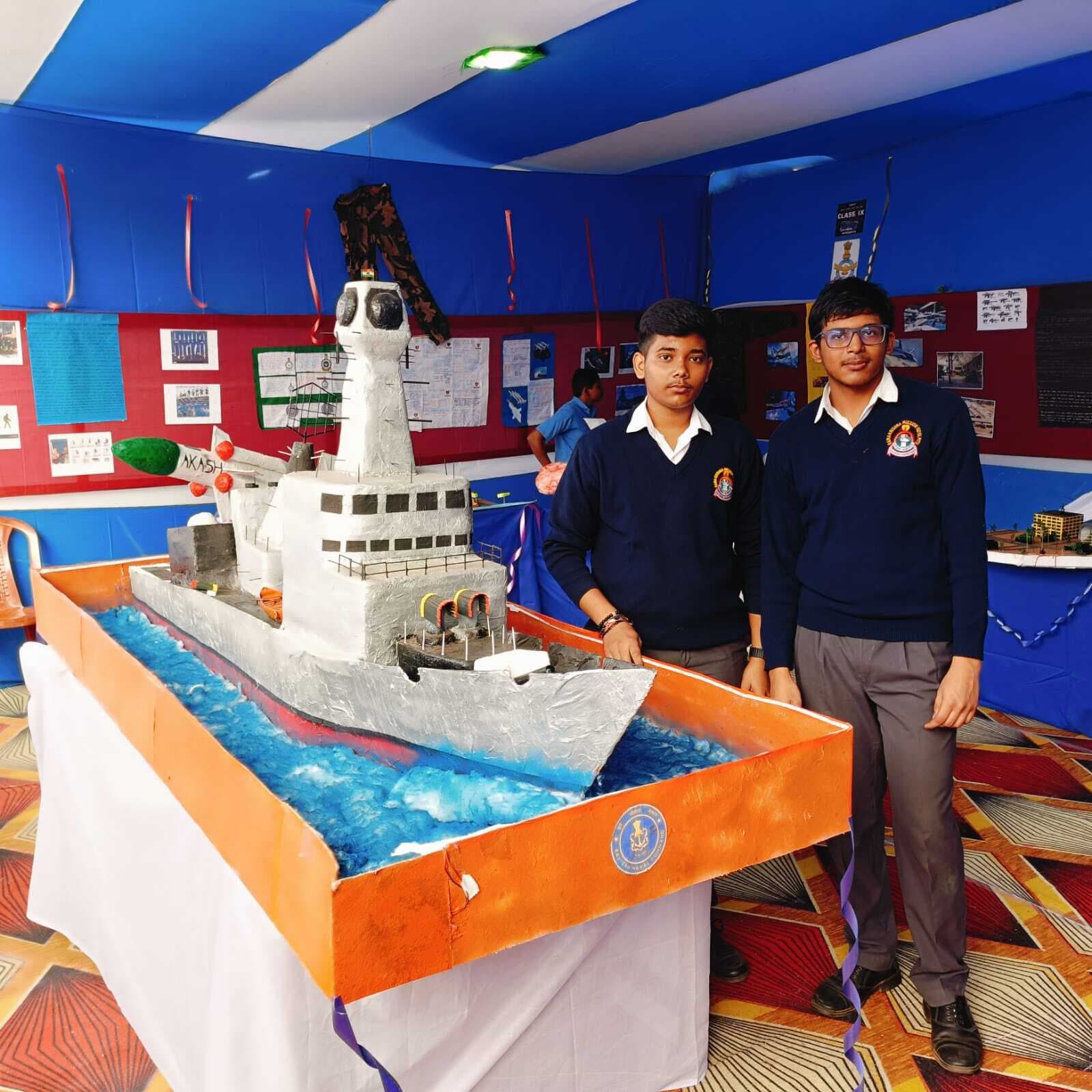 आइएनएस विशाखापत्तनम व टी 90-ए भीष्म टैंक का मॉडल लोगों को कर रहा आकर्षित