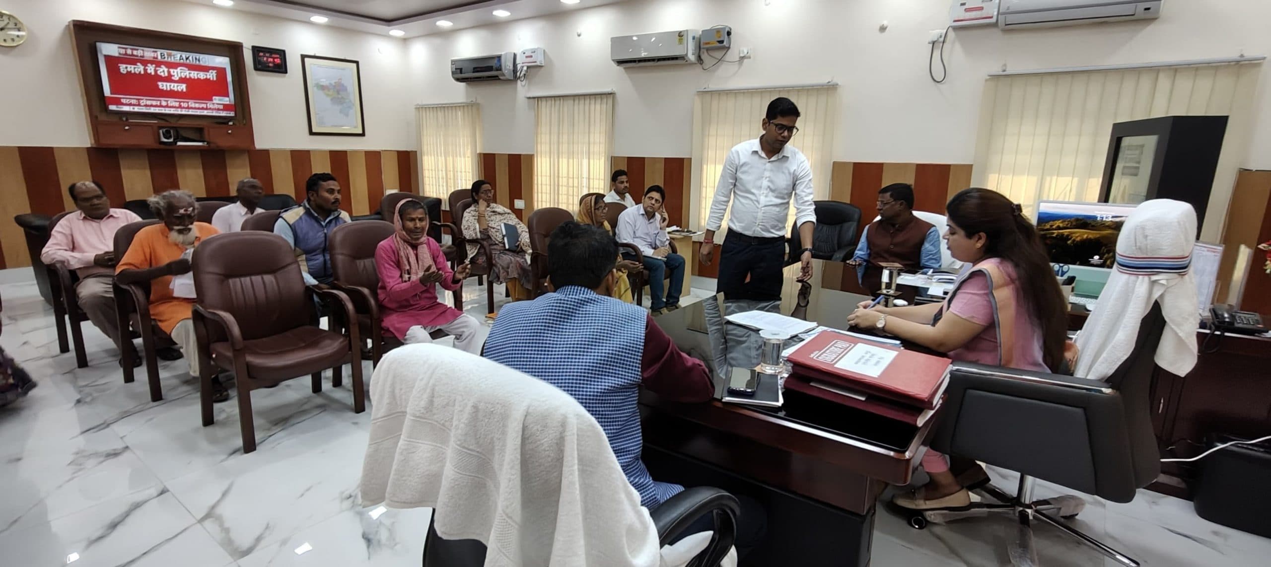 डीएम ने जनता दरबार में सुनी लोगों की फरियाद