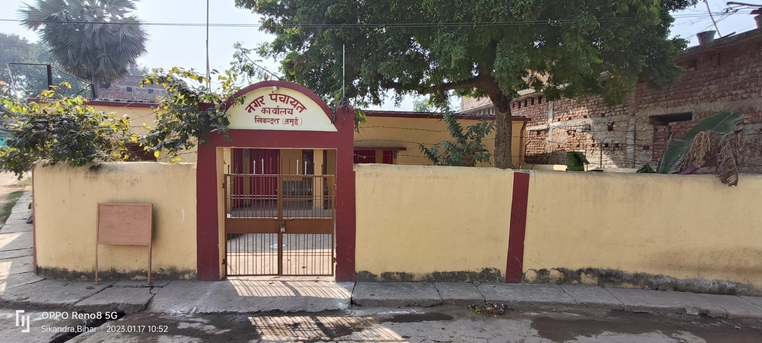 सिकंदरा नगर पंचायत में बदतर साफ सफाई की व्यवस्था देख उग्र हुए पार्षद