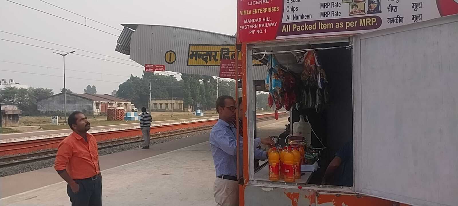 रेलवे फूड इंस्पेक्टर ने मंदारहिल स्टेशन से एक्सपायर खाद्य पदार्थ किया जब्त
