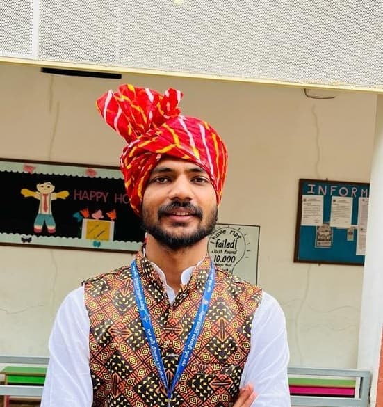 जर्जर सड़कों के निर्माण में हो रही देरी, लोग आक्रोशित