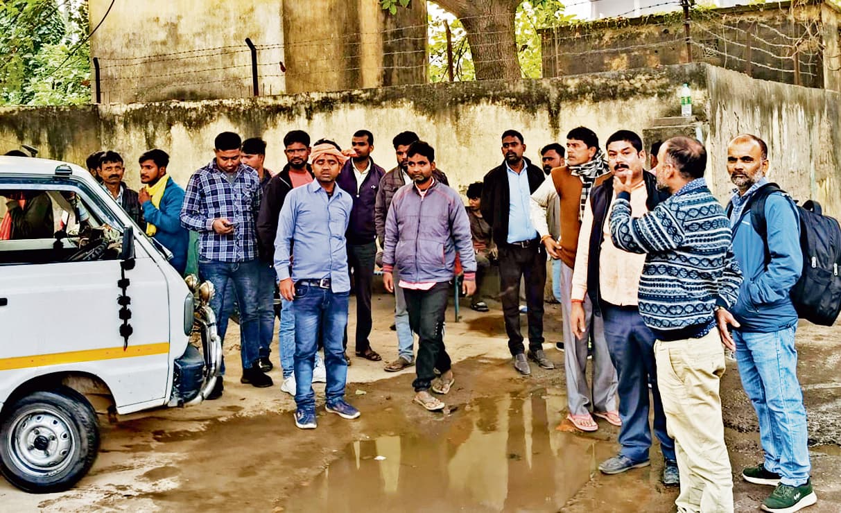 hajipur news. तिलक समारोह में शामिल हाेने आये युवक की ट्रेन की चपेट में आने से मौत