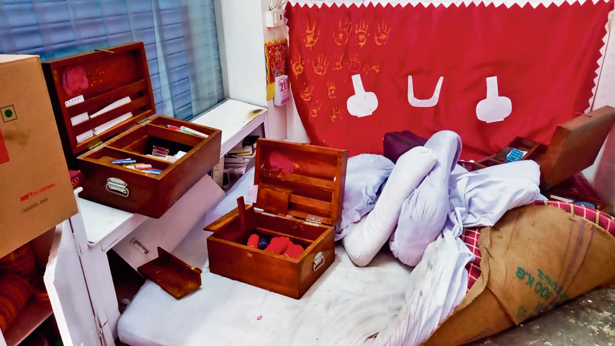 Gaya News : होलसेल दुकान से नगद सहित लाखों का माल साफ