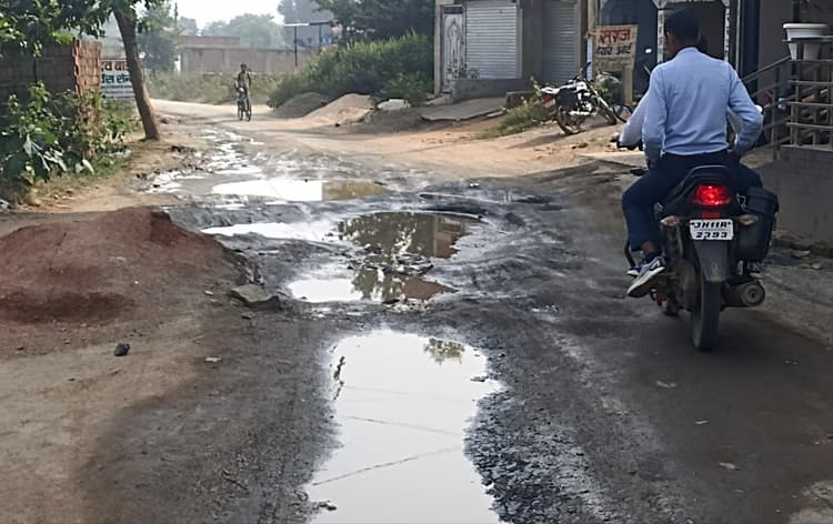 Giridih News: सड़क पर जल जमाव से लोगों को परेशानी