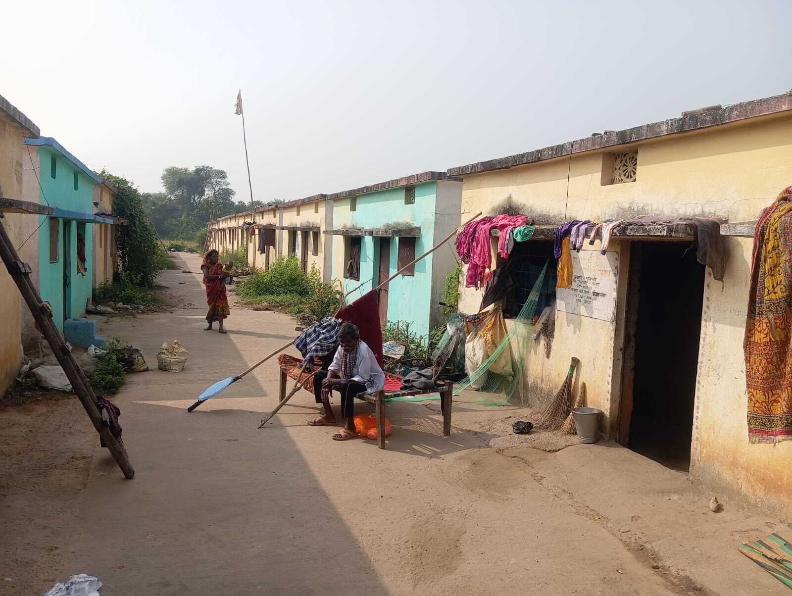 Ghatshila news : बिचौलिये गटक गये राशि, दो साल से अधूरे पड़े हैं पीएम आवास, जिल्लत की जिंदगी जी रहे धीवर परिवार