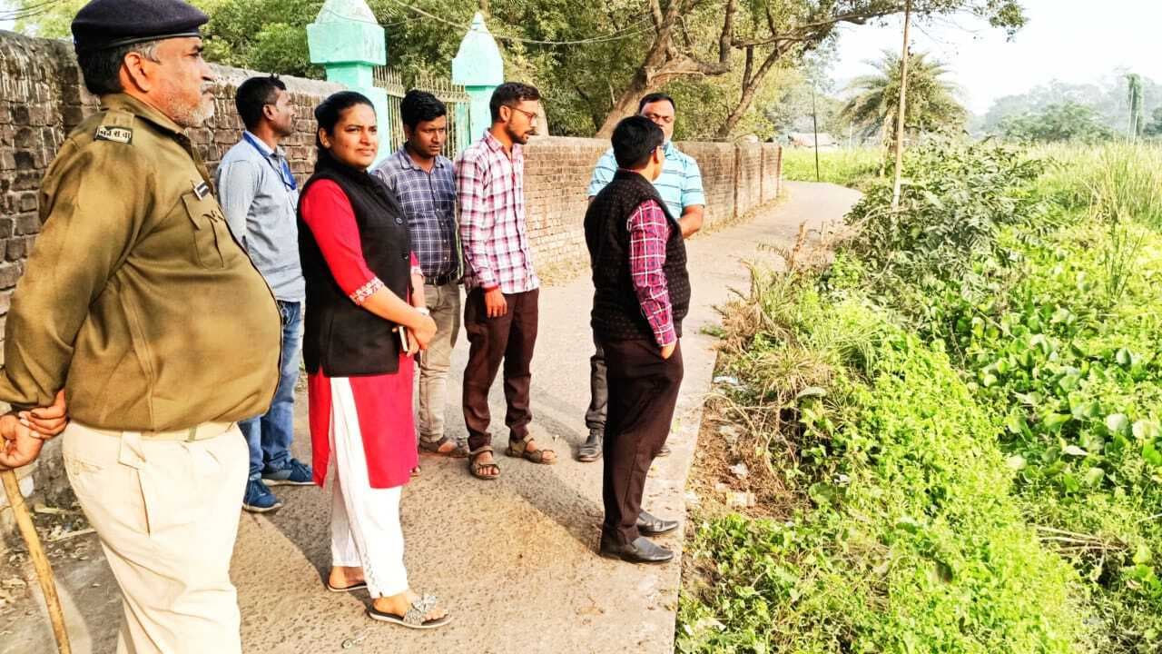 गुहीबांध को अतिक्रमण मुक्त करने पहुंचे निगम के अधिकारी