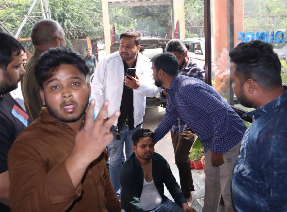 DHANBAD NEWS : पुराने विवाद में युवक का अपहरण कर पिटाई, थाना में हंगामा