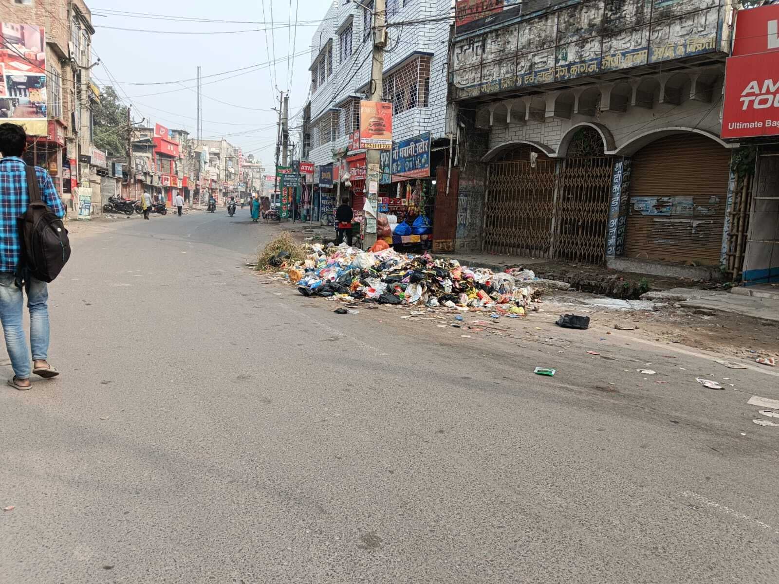 सफाई कर्मियों के हड़ताल से नगर निगम क्षेत्र में जमा कचरा हुआ बदबूदार