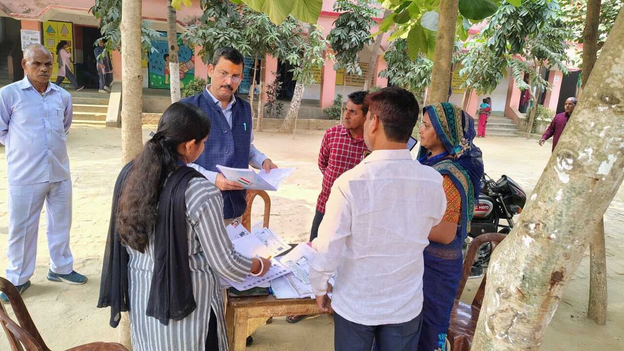 विशेष अभियान चलाकर मतदाता सूची में जोड़ा जा रहा नाम, नये नाम जोड़ने के लिए लिया गया प्रपत्र