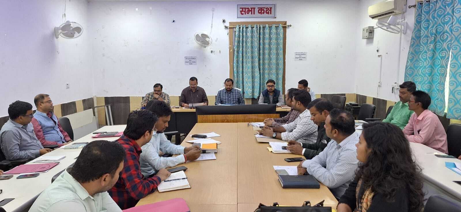 राजस्व संबंधित कार्यों की डीएम ने की समीक्षा, काल बाधित आवेदन को अविलंब निष्पादित करने का दिया निर्देश