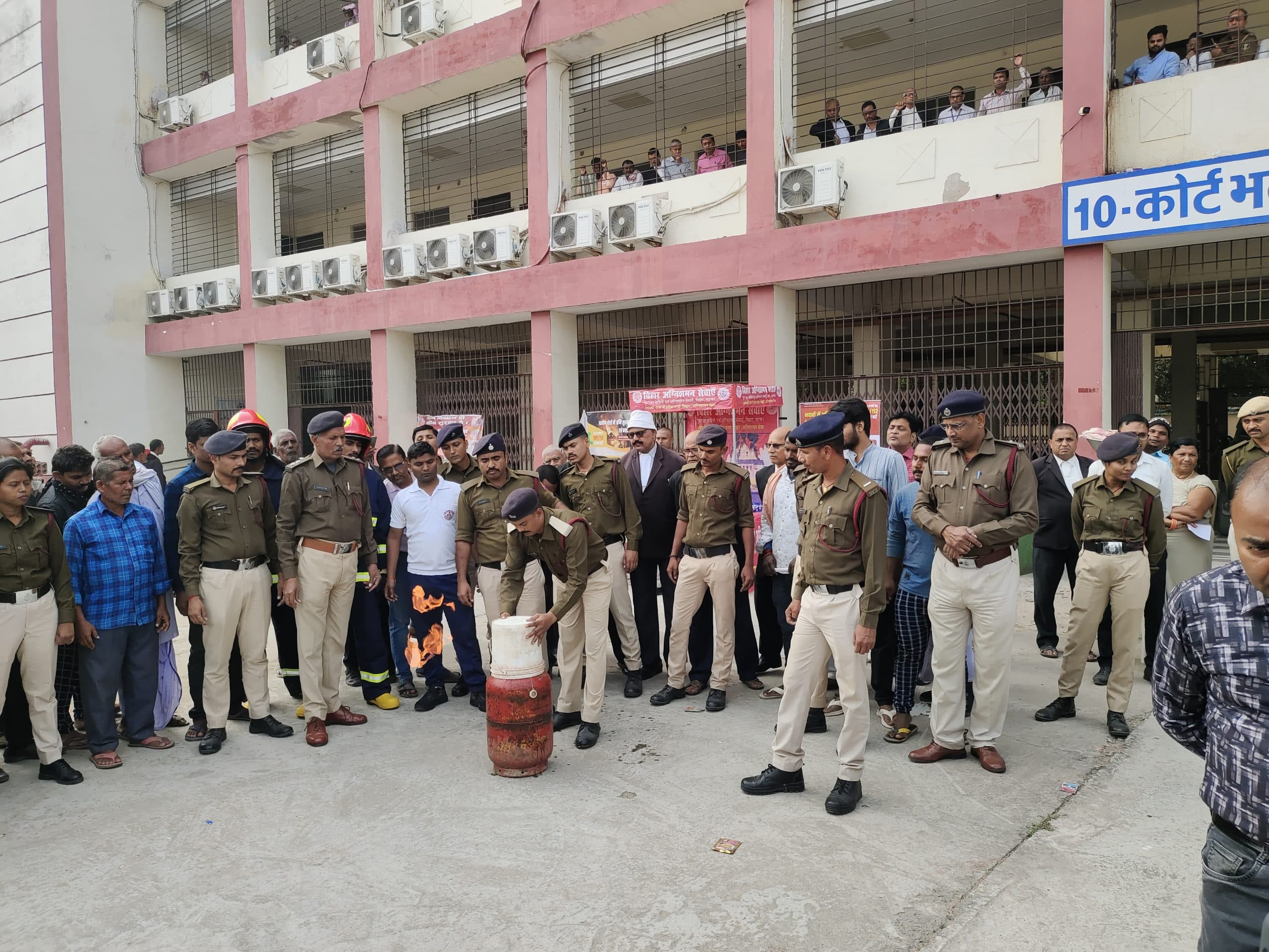 व्यवहार न्यायालय में अग्निशमन विभाग ने मॉक ड्रिल के माध्यम से लोगों को किया जागरूक