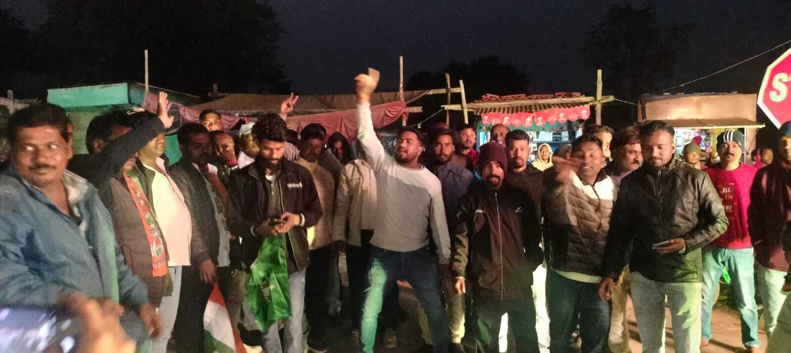 कांके विस से इंडिया गठबंधन की जीत पर बांटे लड्डू