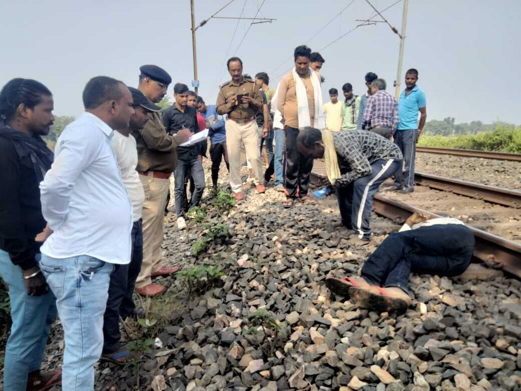 जसीडीह-झाझा स्टेशन के बीच रेलवे ट्रैक के पास मिला युवक का शव, जांच में जुटी पुलिस
