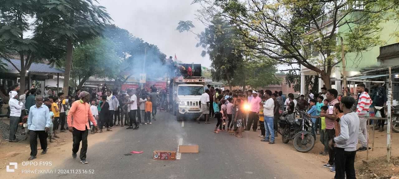 हफीजुल की जीत पर कार्यकर्ताओं ने आतिशबाजी कर खुशी का किया इजहार