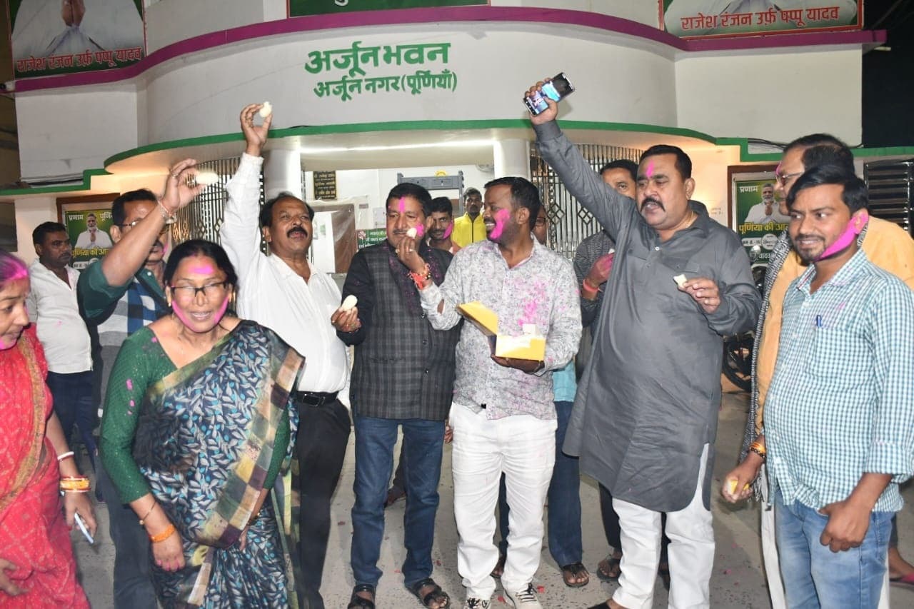 झारखंड चुनाव में महागठबंधन की जीत पर पप्पू यादव समर्थकों ने किया खुशी का इजहार