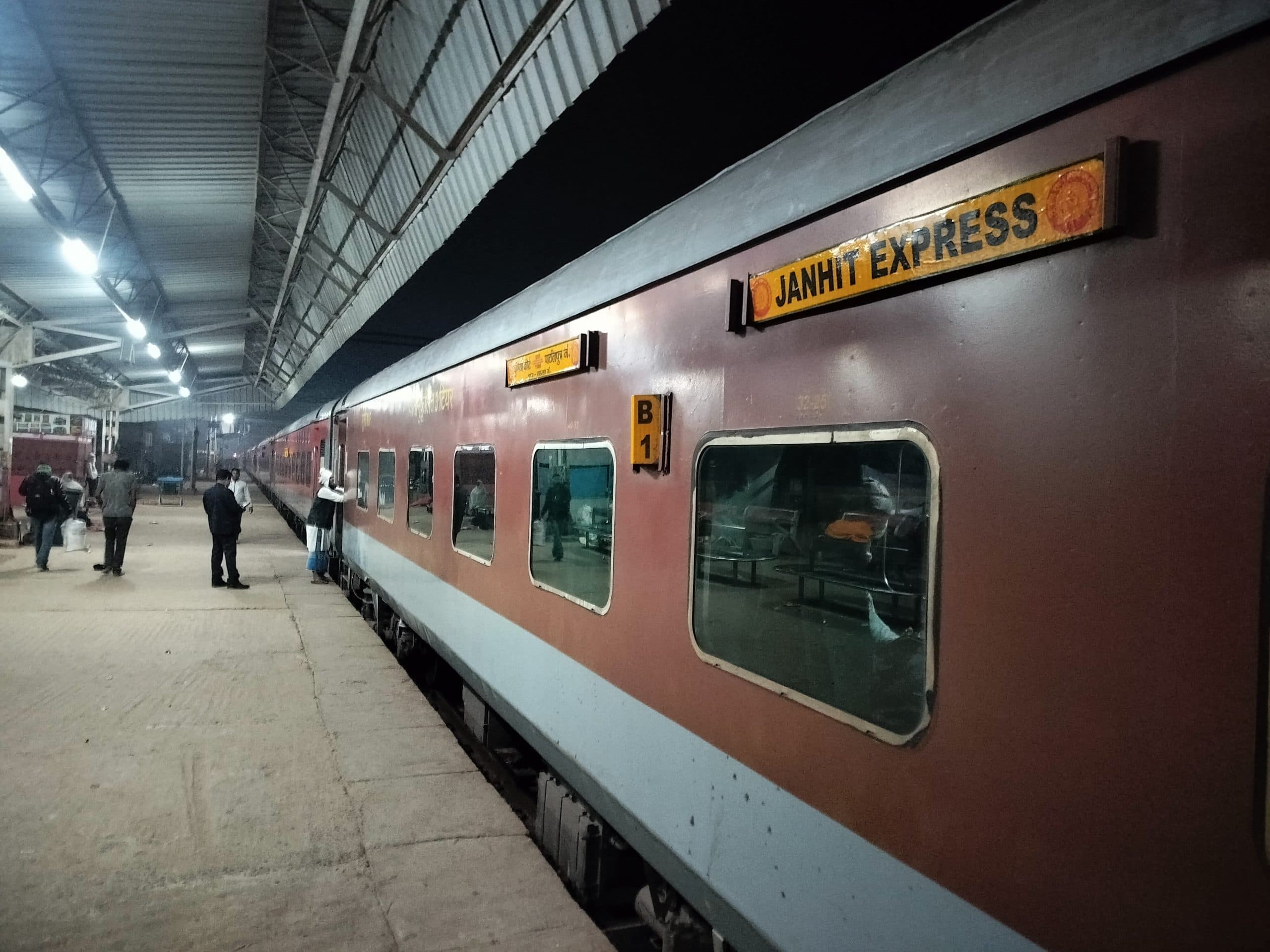 जनहित, कोसी, राज्यरानी विलंब का शिकार, कंपकंपाती ठंड में यात्री जनहित के इंतजार में हुए परेशान