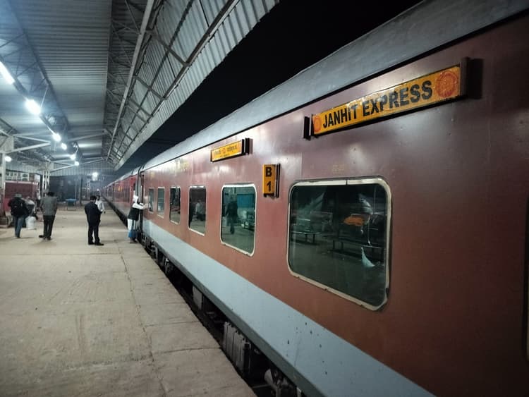 जनहित, कोसी, राज्यरानी विलंब का शिकार, कंपकंपाती ठंड में यात्री जनहित के इंतजार में हुए परेशान