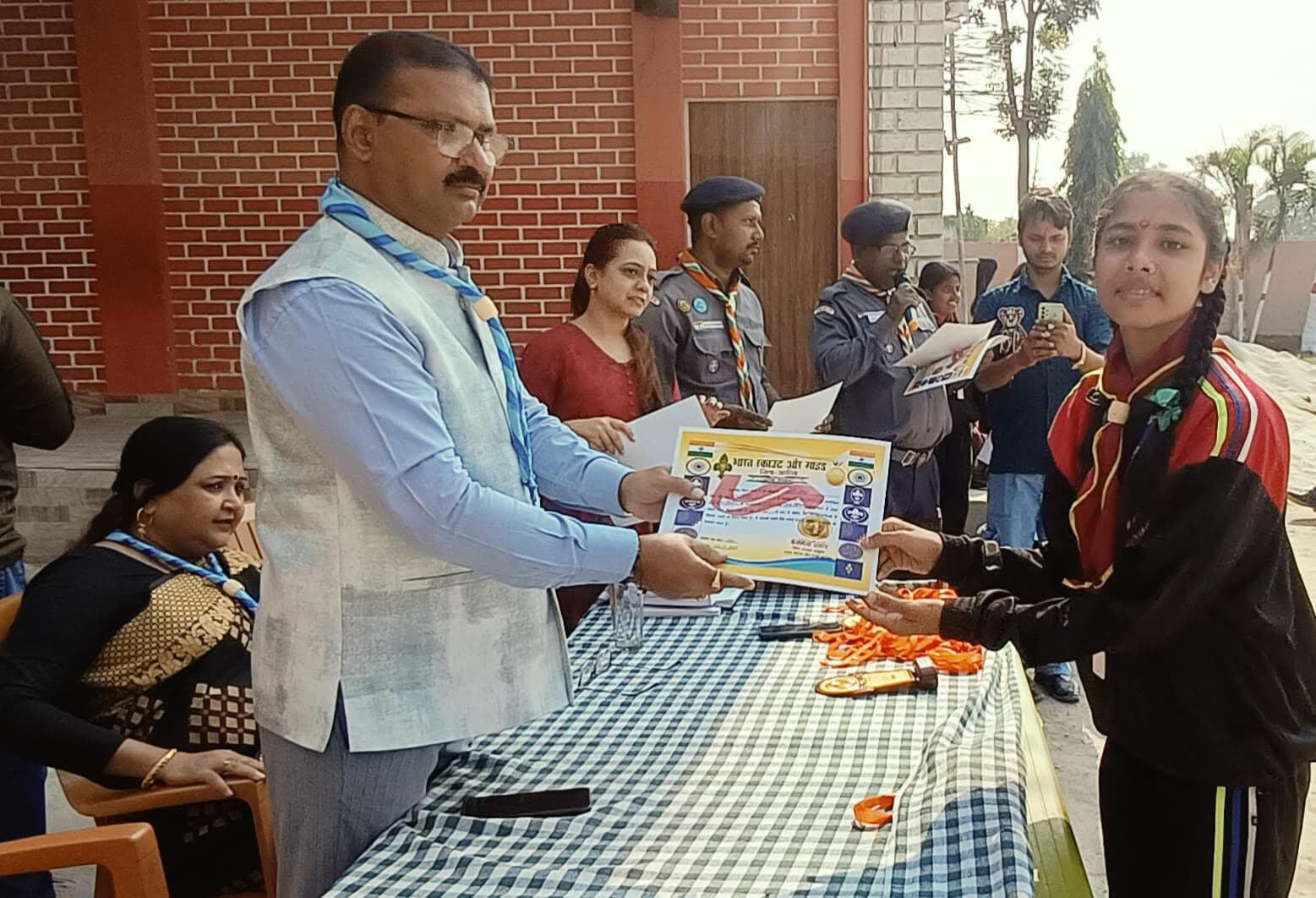 स्कार्फ पहनाकर अतिथियों को किया सम्मानित