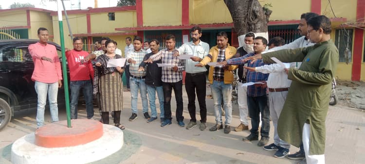 आवास दिवस पर बीडीओ ने कर्मियों को दिलायी शपथ