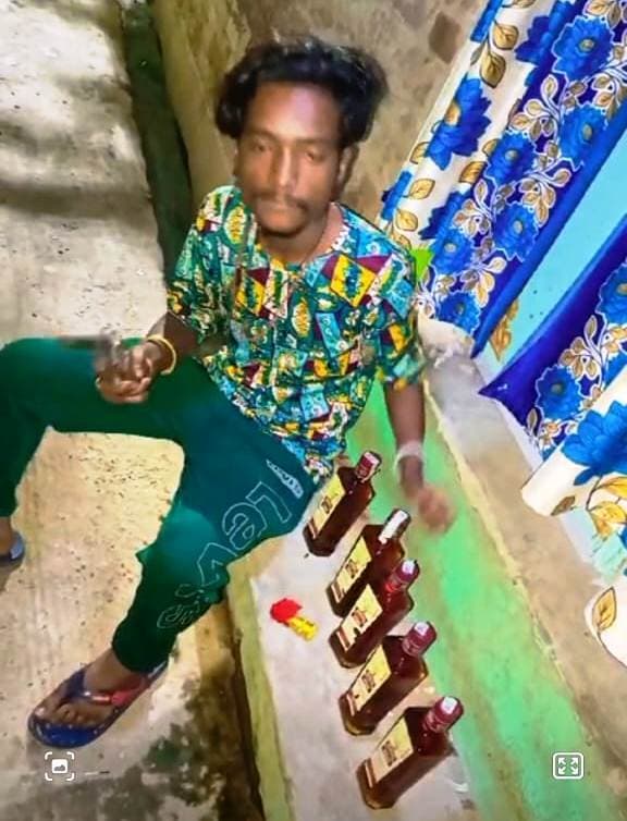 शराब व पिस्तौल के साथ सोशल मीडिया पर तेजी से वायरल हो रही तस्वीर