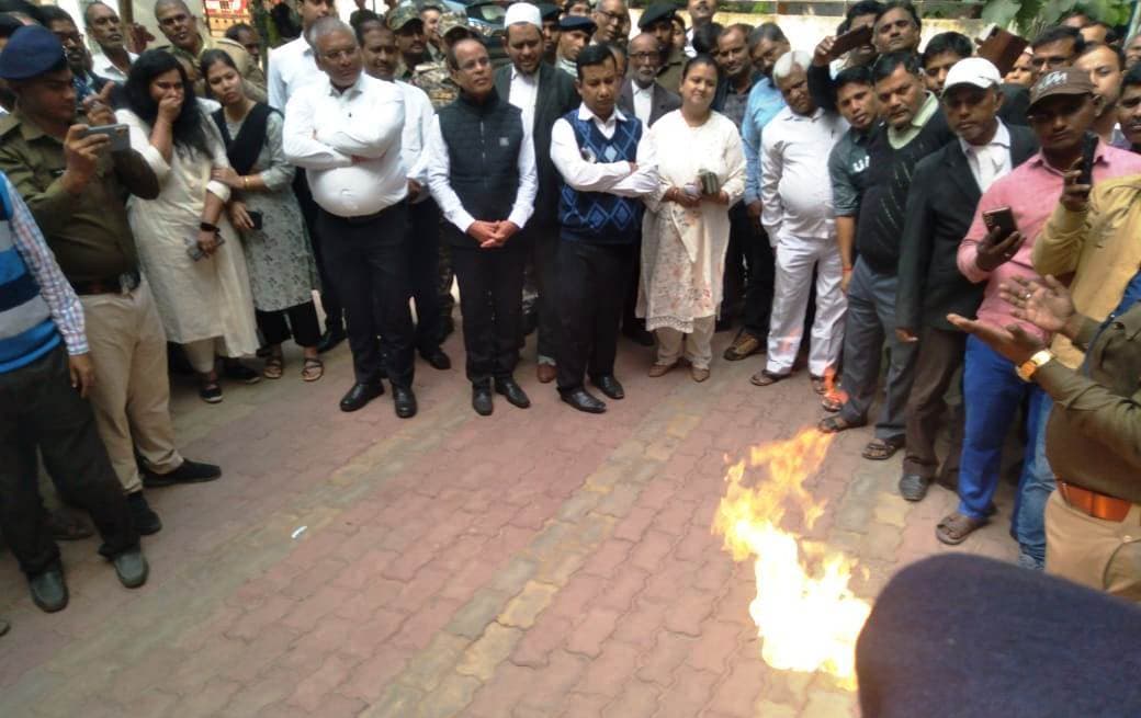 कोर्ट परिसर में सायरन बजा और मची अफरा-तफरी