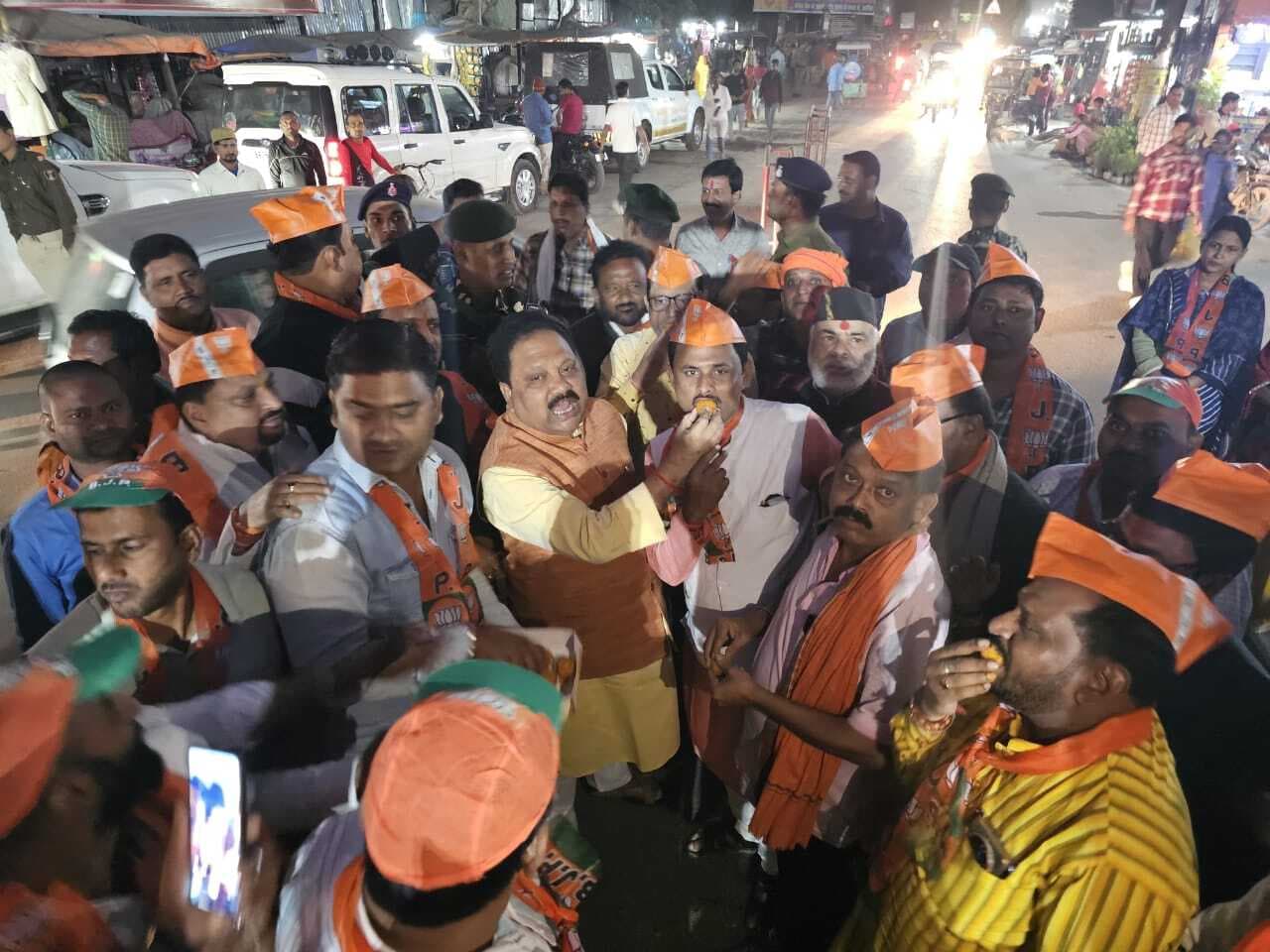 एनडीए की जीत पर भााजपा कार्यकर्ताओं ने मनाया जश्न