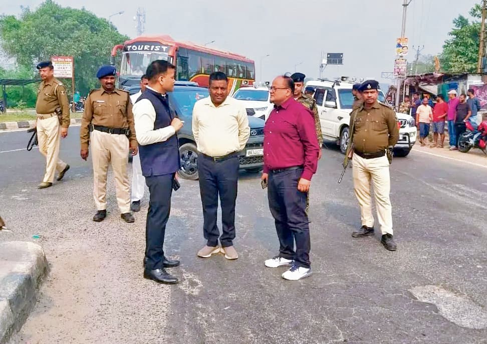 डीएम ने मुंगेर गंगा ब्रिज व उसके पास स्थित हीरा टोल जीरोमाइल का किया निरीक्षण