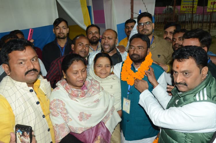 जीत के बाद समर्थकों ने हफीजुल, सुरेश व चुन्ना का किया भव्य स्वागत